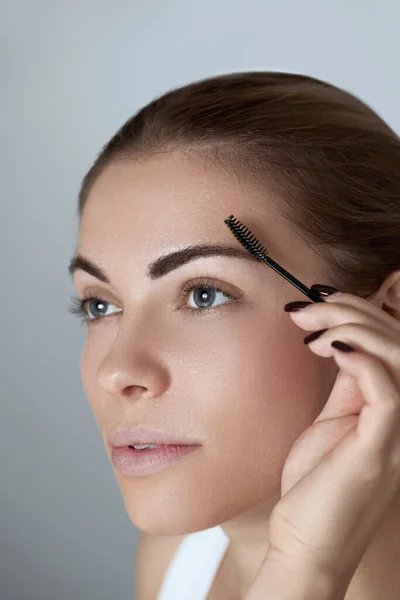 Eyebrows Correction Shape Beautiful Young Woman Perfect Natural Eyebrows Eyelashes — Stockfoto