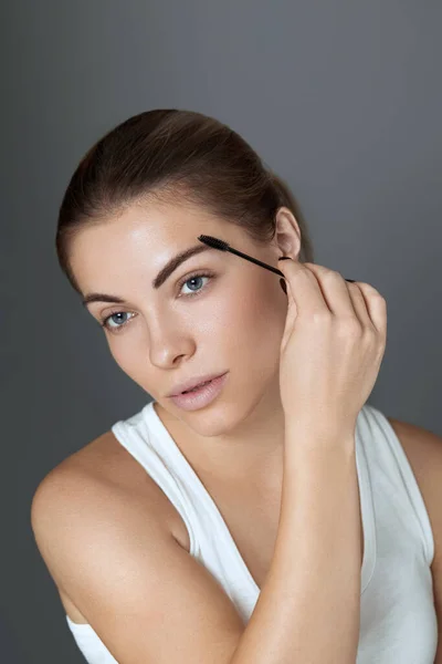 Mooie Jonge Vrouw Met Make Borstel Toepassen Van Zwarte Mascara — Stockfoto