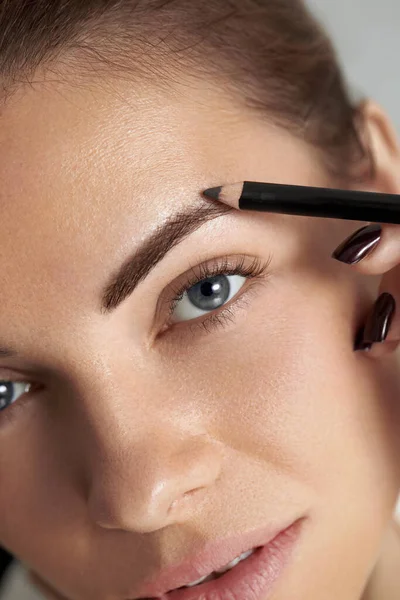 Maquillage Des Sourcils Modèle Beauté Façonnant Les Sourcils Avec Crayon — Photo