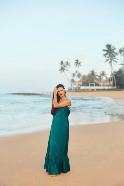 Porträt Einer Schönen Jungen Frau Kleid Strand Hübsches Mädchen Tropischen — Stockfoto