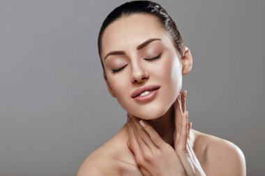 Temiz Taze Cilt Dokunuşlu Güzel Genç Kadın. Doğal makyajlı, gülümseyen kız modeli, yüz bakımı. Kozmetik, güzellik ve kaplıca.