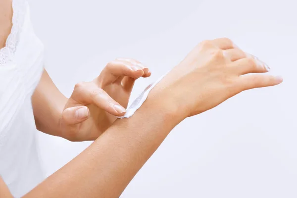Mãos Femininas Aplicando Creme Loção Mãos Mulher Bonitas Pele Macia — Fotografia de Stock