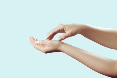 Güzellik konsepti. El bakımı. Tırnaklarında Fransız manikürü olan güzel kadın elleri. Masaj yapan eller .