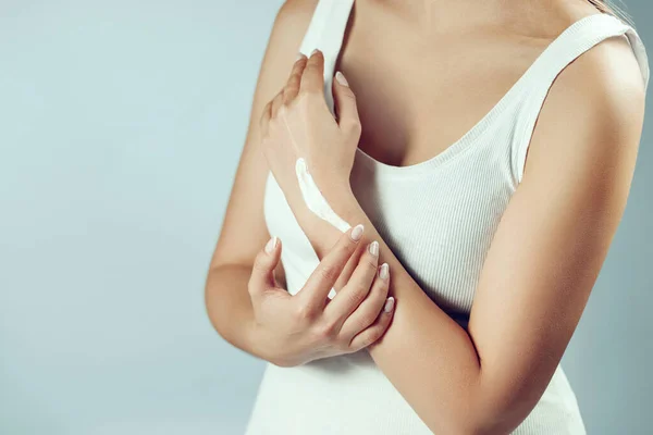 Mãos Mulher Aplicando Creme Hidratante Sua Pele Conceito Spa Manicure — Fotografia de Stock