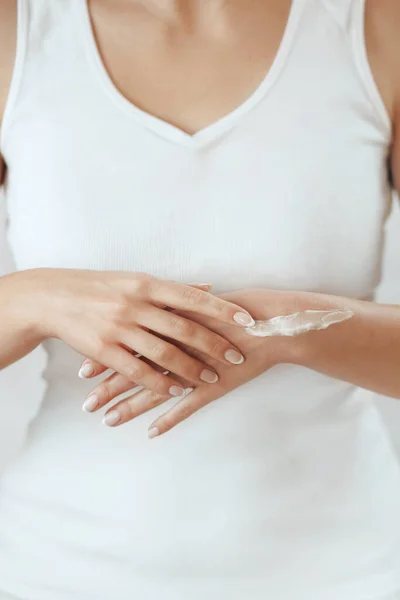 Fechar Mãos Femininas Aplicando Creme Mão Cuidados Com Pele Mão — Fotografia de Stock