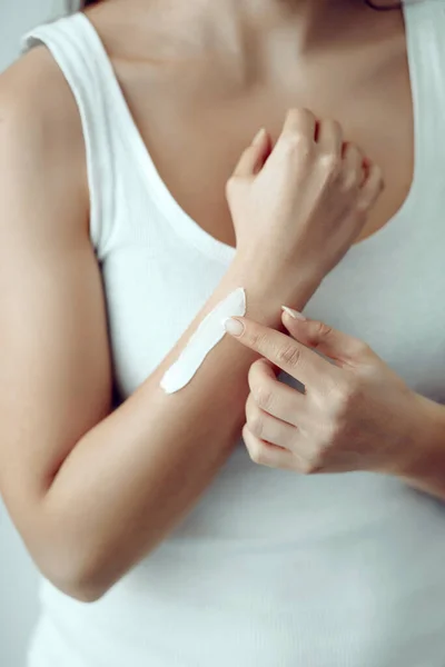 Manos Mujer Aplicando Crema Hidratante Piel Piel Suave Concepto Cuidado —  Fotos de Stock