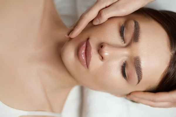 Massagem Facial Linda Mulher Jovem Recebendo Tratamento Massagem Spa Salão — Fotografia de Stock