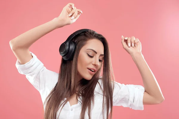 Portrait Cute Woman Listening Music Using Wireless Headphones Studio Isolated — Stockfoto