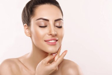 Güzel Kadın Cilt Bakımı. Çekici Genç Kadın Uygulama Kremi Kozmetik 'in Portresi. Doğal makyajı ve taze derisi olan gülümseyen güzel kızın yakın çekimi. Kozmetoloji. Dermatoloji. Spa.