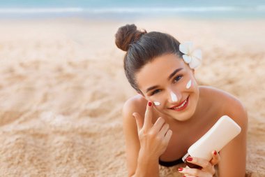 Güzel Kadın Yüzlü Güzel Cilt Bakımı Konsepti. - Dondurma. Güneş losyonu.