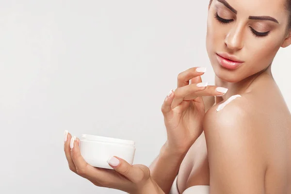 Conceito Beleza Woman Applying Cosmetics Cream Espalha Ombro Para Hidratar — Fotografia de Stock