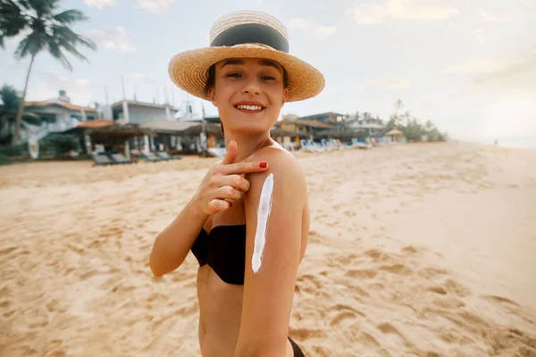 Sun Protection Sunscreen Beautiful Woman Smile Applying Sun Cream Shoulder — Stock Photo, Image