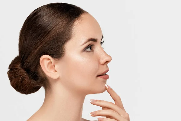 妇女面部皮肤护理 性感女人 完美的 干净的 有吸引力的女性模型护理脸 美容化妆品 — 图库照片