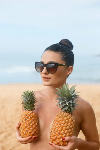 Beautiful Woman Bronze Tan Holds Pineapples Hands — Stock Photo, Image