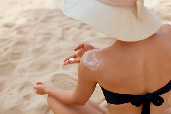 Beautiful Woman Bikini Applying Sun Cream Сайті Tanned Shoulder Захист — стокове фото