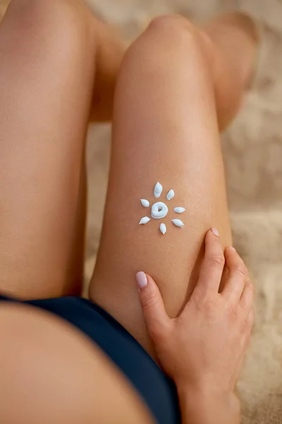 Young Woman Sun Shape Leg Sun Protection Sunscreen Her Smooth — Foto Stock