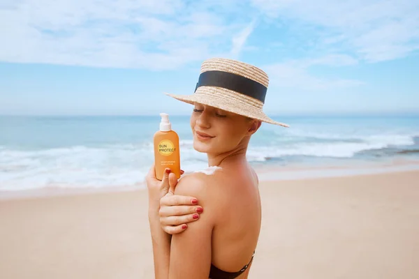 Woman Apply Sun Cream Her Tanned Shoulder Beautiful Girl Beach — Stock Photo, Image