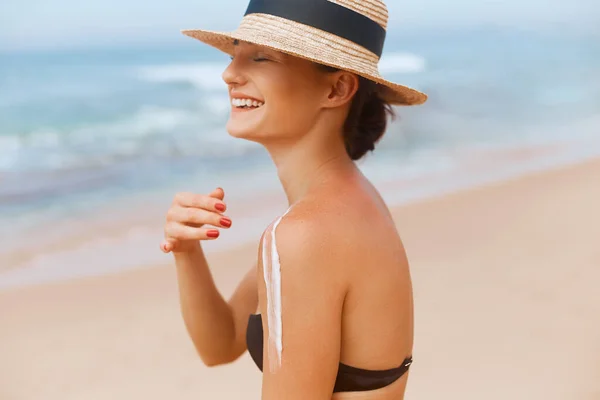 Female Usingr Moisturizing Lotion Skin Woman Smile Applying Sun Cream — Stok fotoğraf