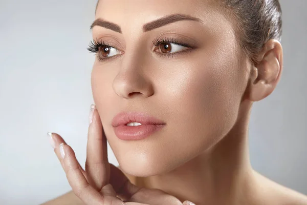 Beauty Face Beautiful Girl Model Touching Fresh Glowing Facial Skin — Stockfoto