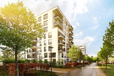 Modern apartman binaları ve şehirde yeni yeşil şehir manzarası olan bir yerleşim yeri.