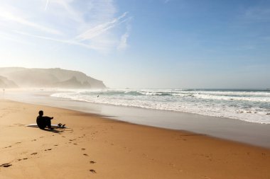 Praia do Amado, Plaj ve Sörfçü 'ye bakın. Sagres ve Lagos yakınlarında, Costa Vicentina Algarve Portugal.