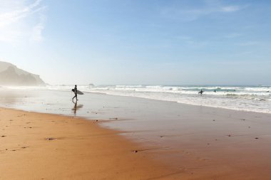 Praia do Amado, Plaj ve Sörfçü 'ye bakın. Sagres ve Lagos yakınlarında, Costa Vicentina Algarve Portugal.