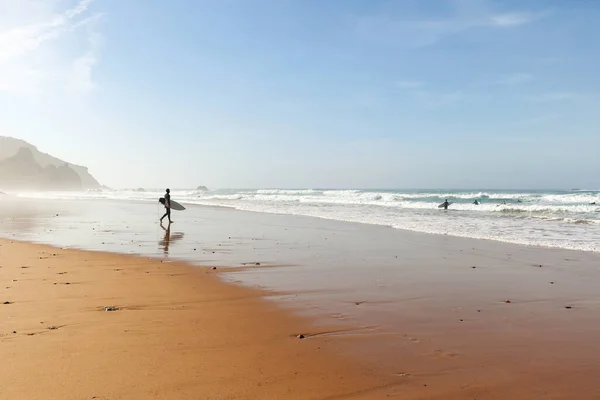 มมองของ Praia Amado Beach และ Surfer ใกล Sagres และ Lagos — ภาพถ่ายสต็อก