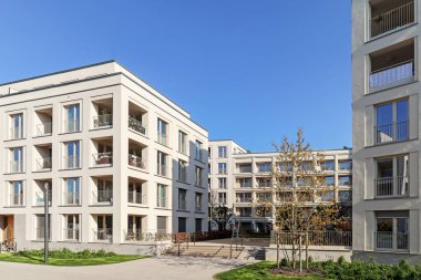 Modern apartman binaları ve şehirde yeni yeşil şehir manzarası olan bir yerleşim yeri.