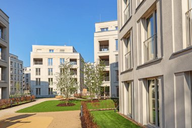 Modern apartman binaları ve şehirde yeni yeşil şehir manzarası olan bir yerleşim yeri.