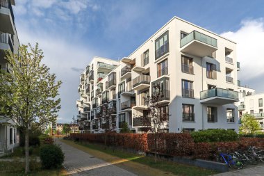 Modern apartman binaları ve şehirde yeni yeşil şehir manzarası olan bir yerleşim yeri.