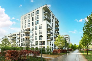 Modern apartman binaları ve şehirde yeni yeşil şehir manzarası olan bir yerleşim yeri.