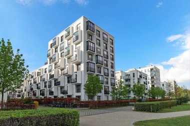 Modern apartman binaları ve şehirde yeni yeşil şehir manzarası olan bir yerleşim yeri.