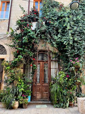 Eski şehrin yapraklarında ahşap bir kapı 