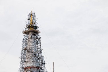 Tayland 'da yenilenmekte olan büyük pagoda' nın altın zirvesi