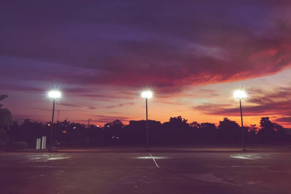 Silhouette Del Palo Della Luce Esterna Nel Parco Sportivo Locale — Foto Stock