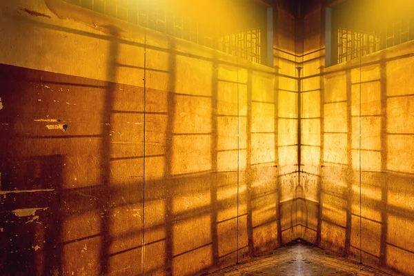 Żółte Światło Ciemne Kraty Okienne Cień Podłodze Więzieniu Cień Pokoju — Zdjęcie stockowe