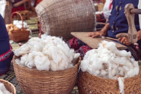 Weiße Flauschige Bio Rohbaumwolle Holzkörben Davor Als Textilfaser Und Garn — Stockfoto
