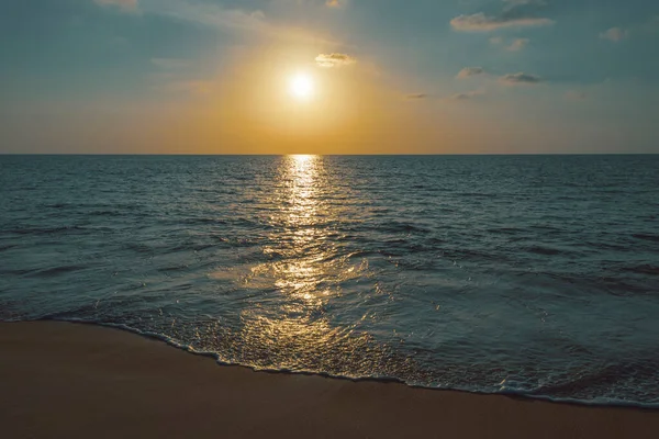 Rustige Sfeer Leeg Strand Zee Bij Zonsondergang Thailand — Stockfoto