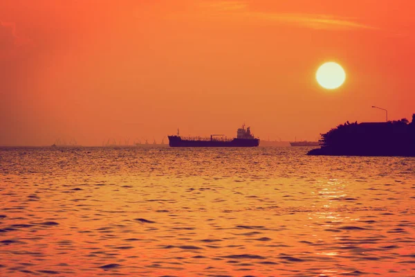 Silhouet Van Het Vrachtschip Wordt Bij Zonsondergang Door Zee Verankerd — Stockfoto