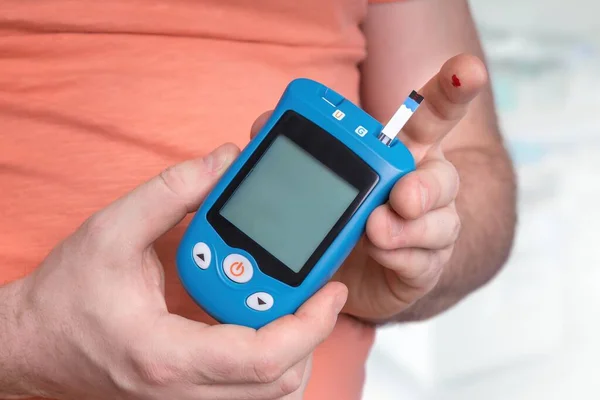 Man Diabetes Checking Blood Sugar Level Glucose Meter Blank Screen — Fotografia de Stock