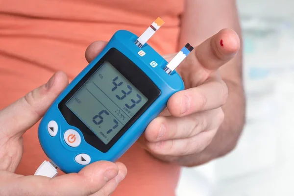 Mens Controleert Urinezuur Suikerspiegel Van Bloed Met Glucose Urinezuurmeter — Stockfoto