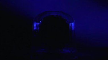 Alarm sirenleri karanlıkta dönüyor ve yanıp sönüyor