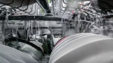 Bulaşık makinesinin içinde bulaşık yıkama işlemi