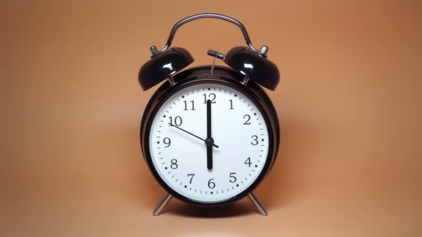 Reloj Despertador Vintage Negro Con Dos Campanas Sobre Fondo Marrón — Vídeos de Stock