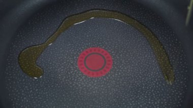 Kızartma tavasına zeytinyağı dök - üst manzara