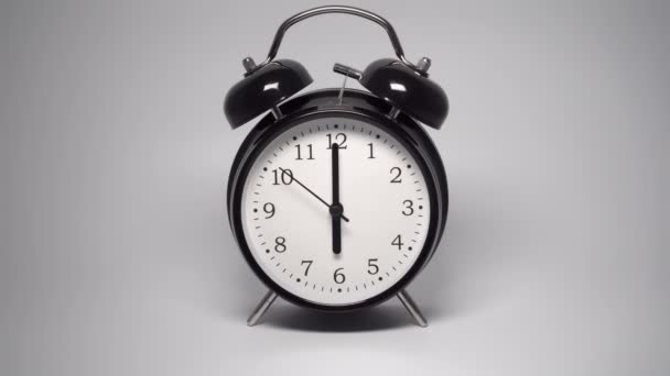 Reloj Despertador Vintage Negro Con Dos Campanas Sobre Fondo Gris — Vídeos de Stock