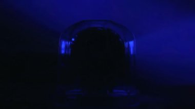 Alarm sirenleri karanlıkta dönüyor ve yanıp sönüyor