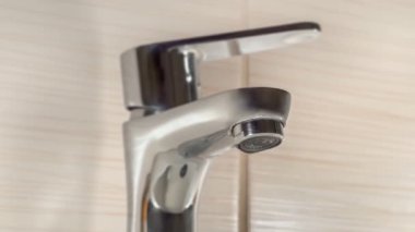 Musluktan damlayan su sızdırıyor, kapakçık değil.