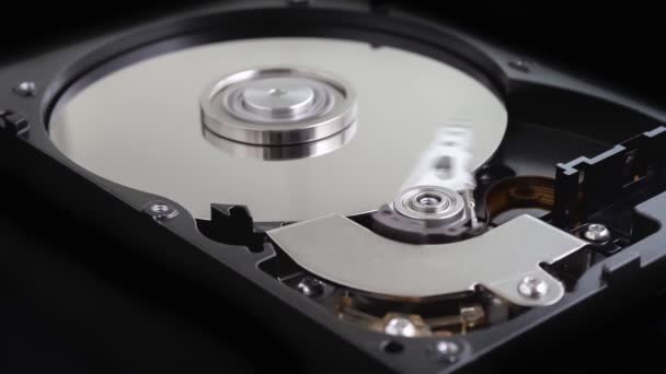 Hard Disk Drive Dalam Dengan Piring Berputar Dan Lengan Berkuda — Stok Video