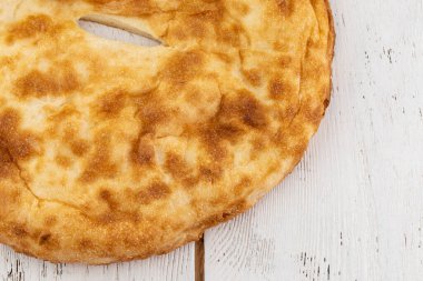 Geleneksel Hırvat rustik ekmeği - tuzlu, sarımsaklı ve zeytinyağlı bir pidenin kapağı